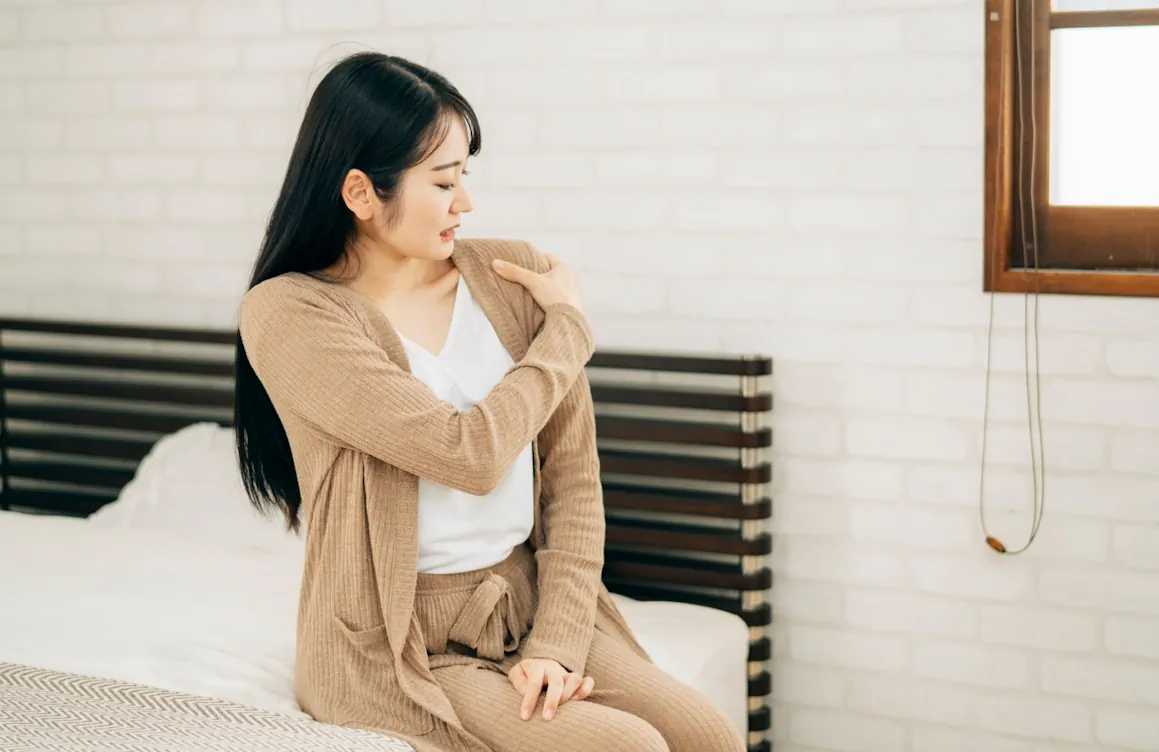 肩が痛そうな女性