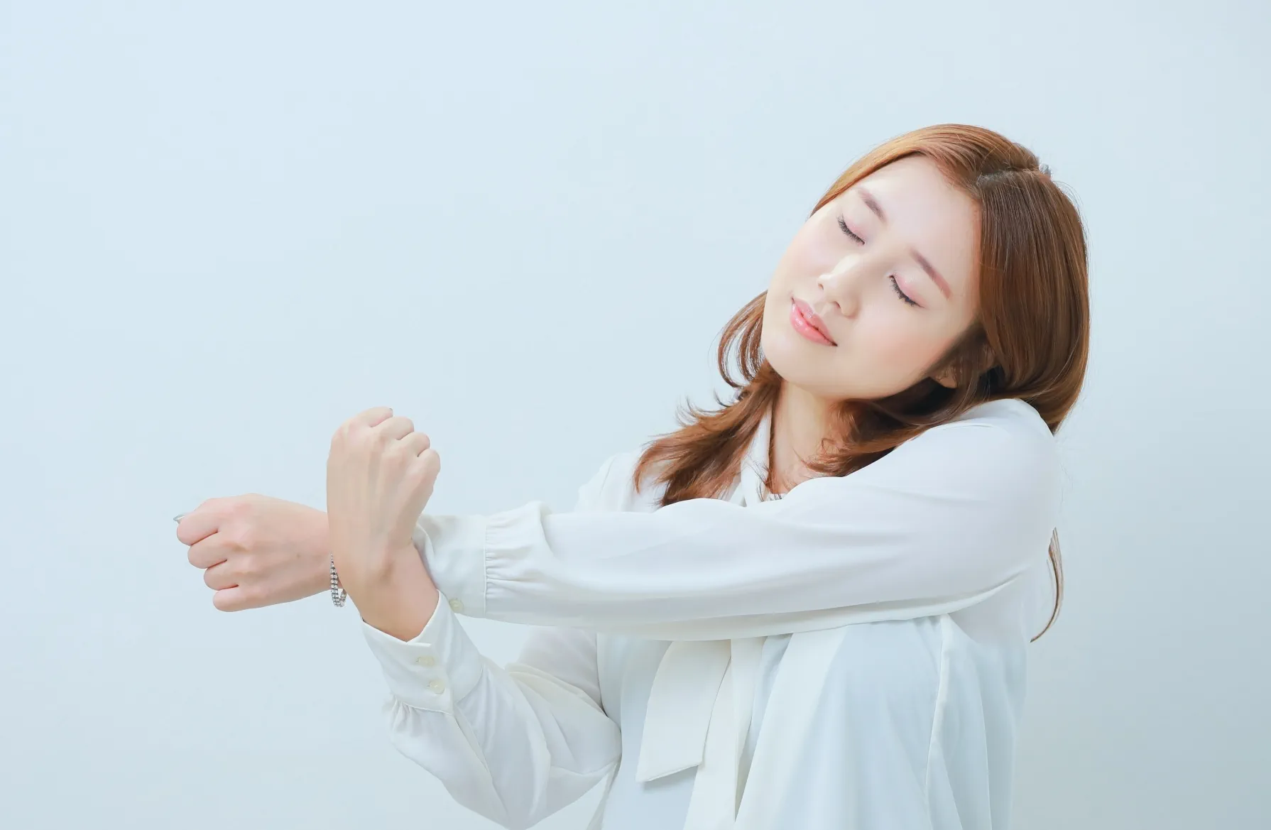 腕を伸ばしている女性