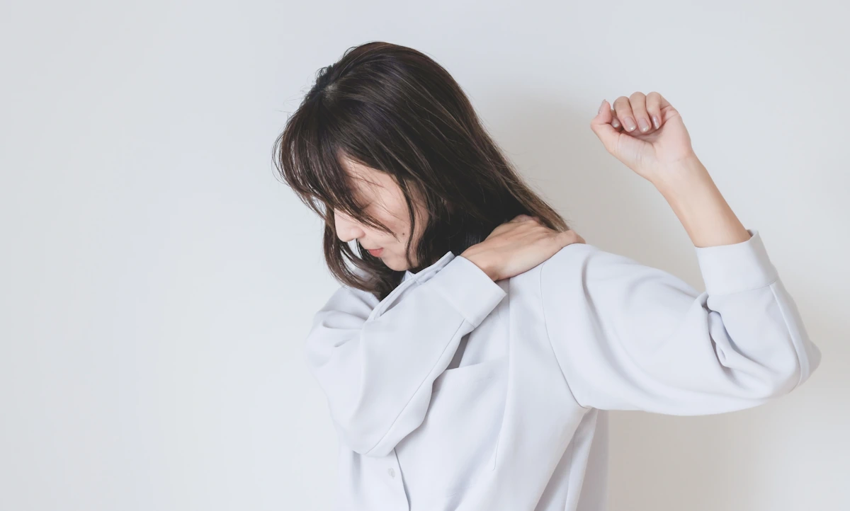 肩が痛そうな女性