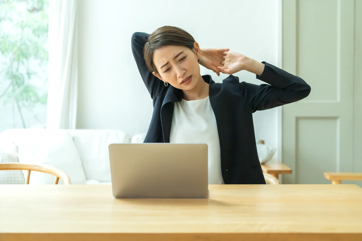 体のゆがみで悩んでいる女性