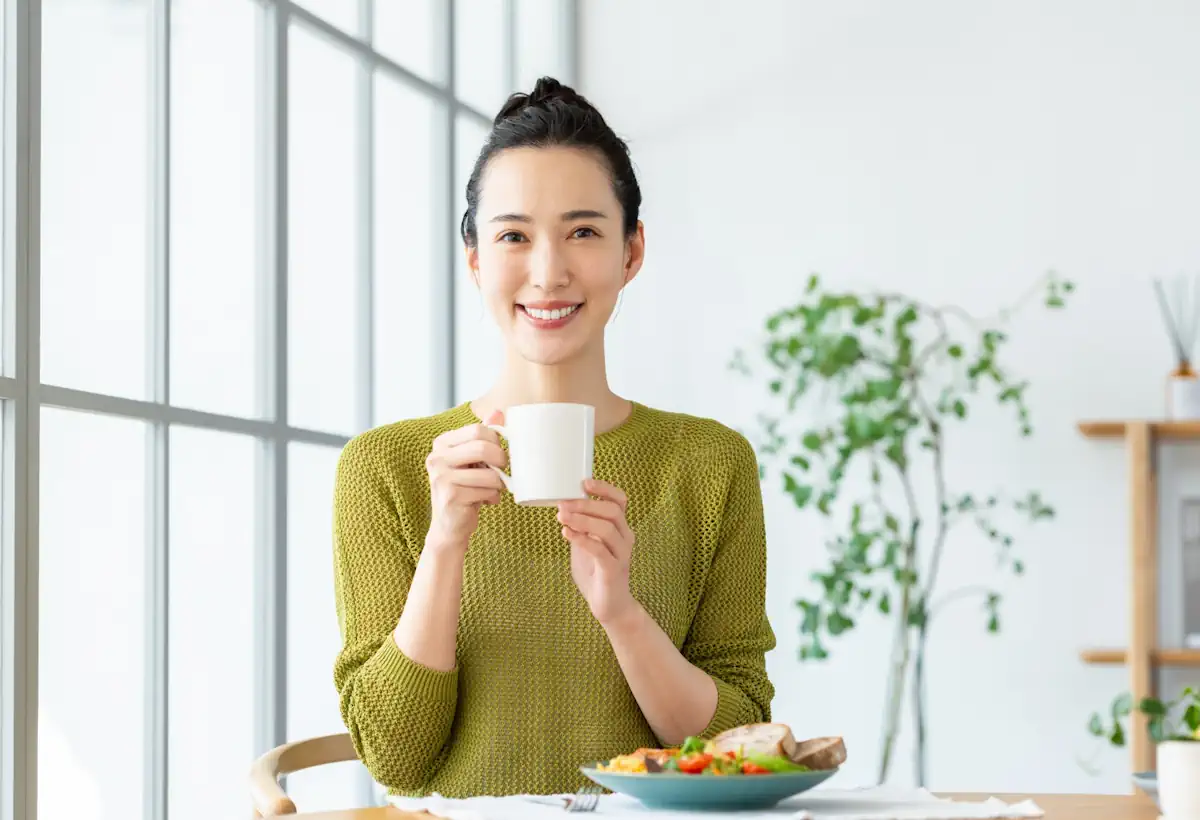笑顔で食事をしている女性