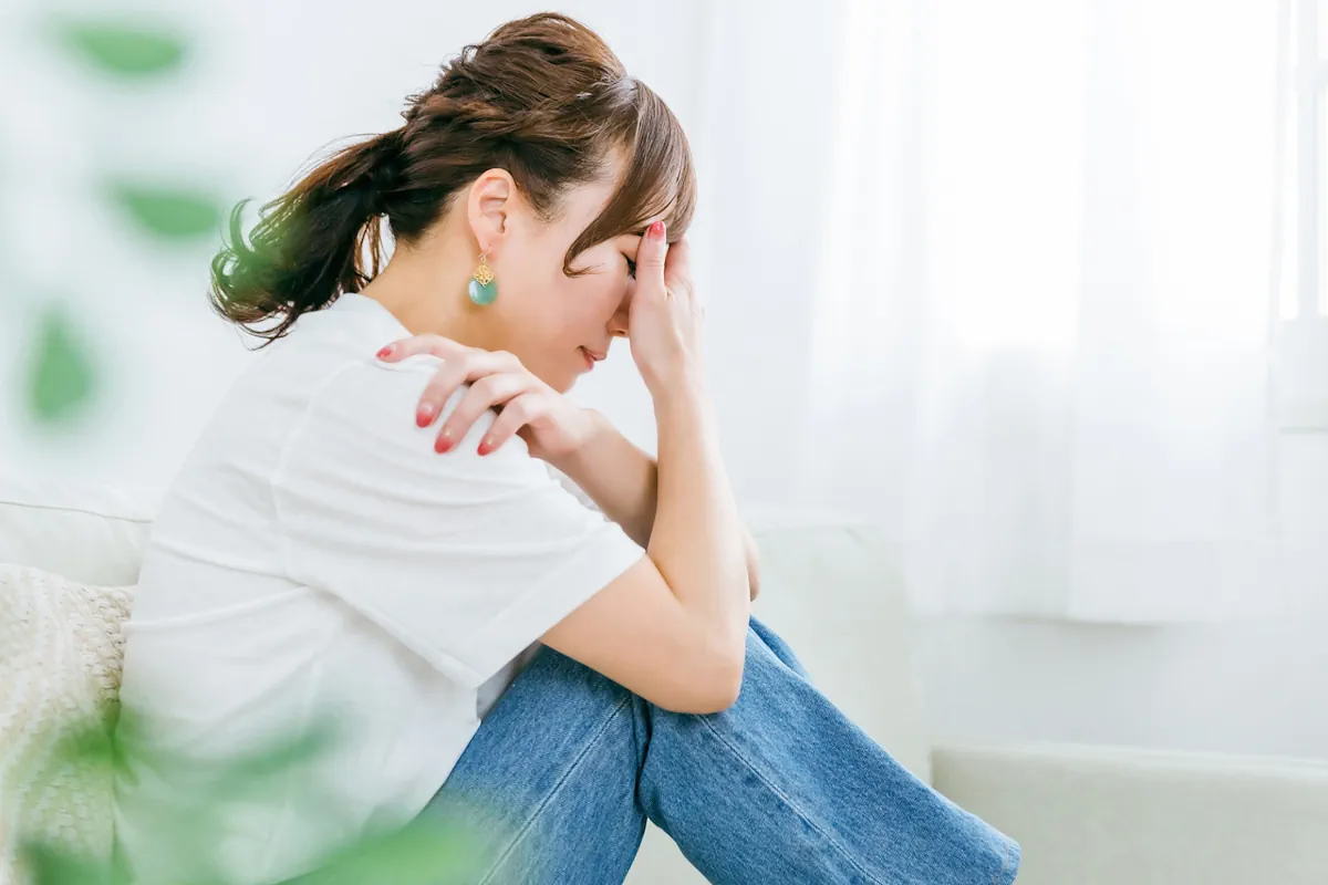 体調不良で悩んでいる女性