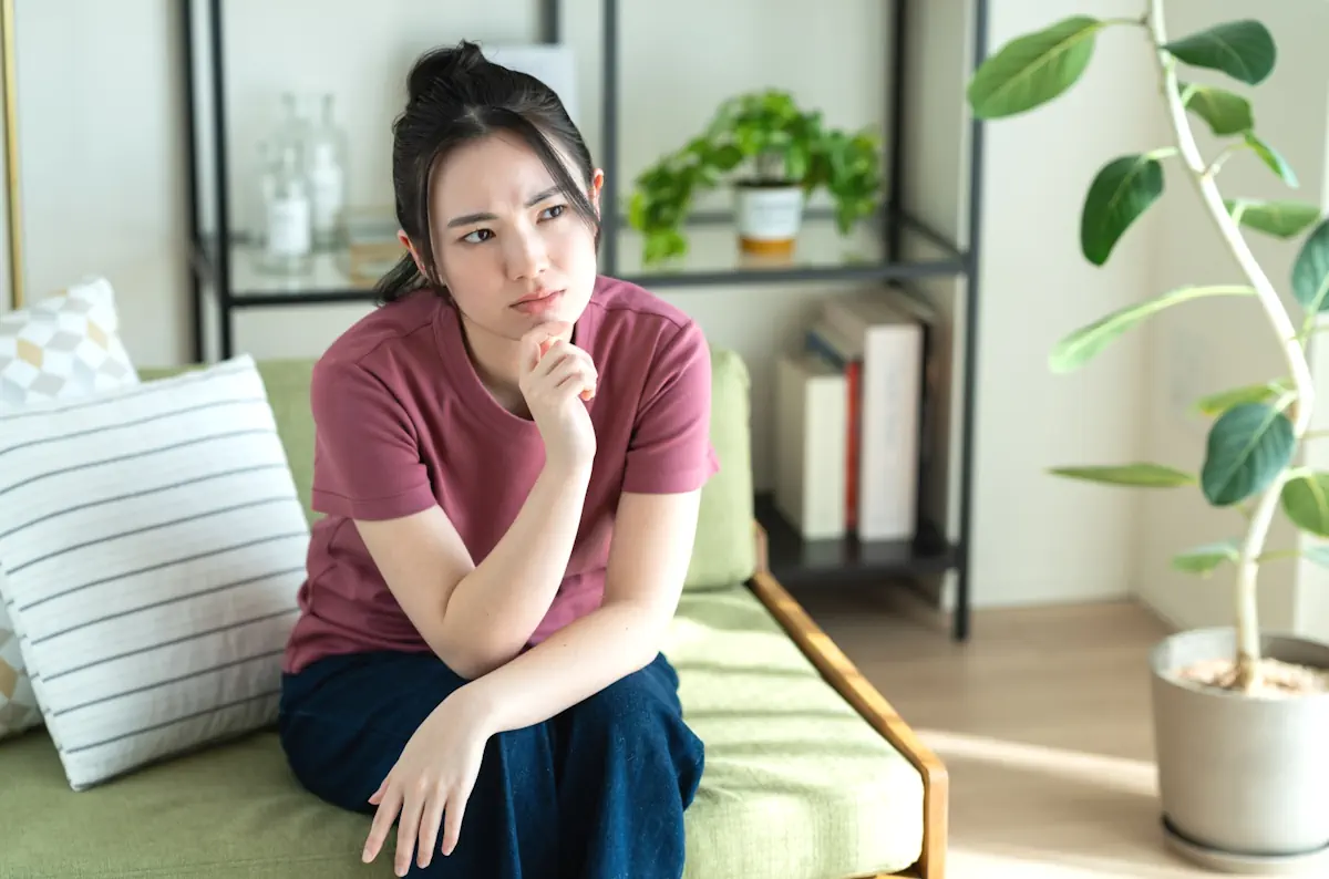 悩んでいる女性