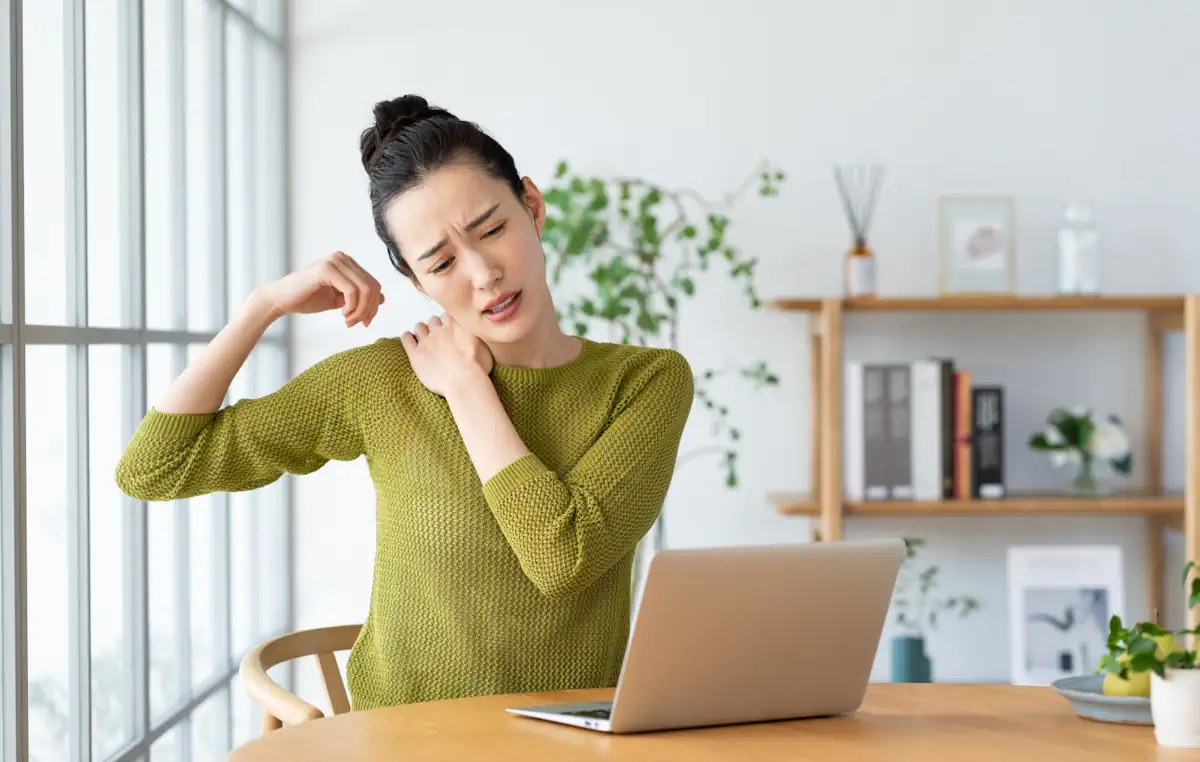 肩がゴリゴリなる女性