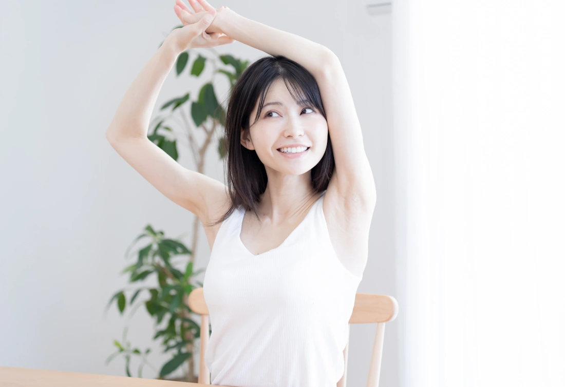 肩を伸ばしている女性