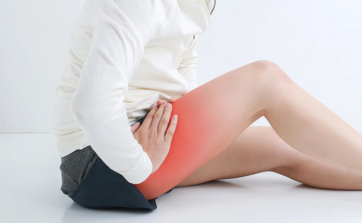 股関節が痛そうな女性