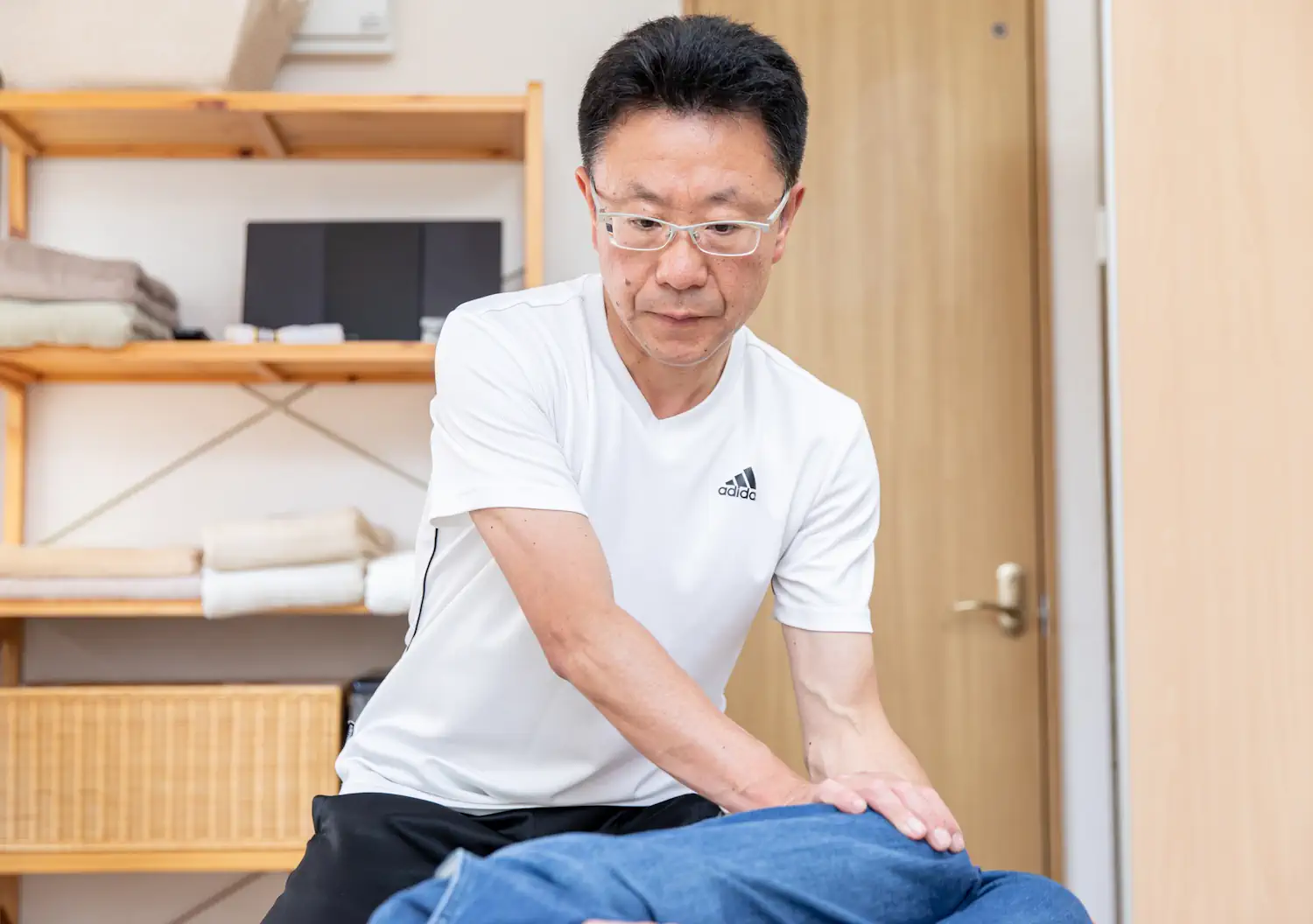 狭窄症の施術をしている院長