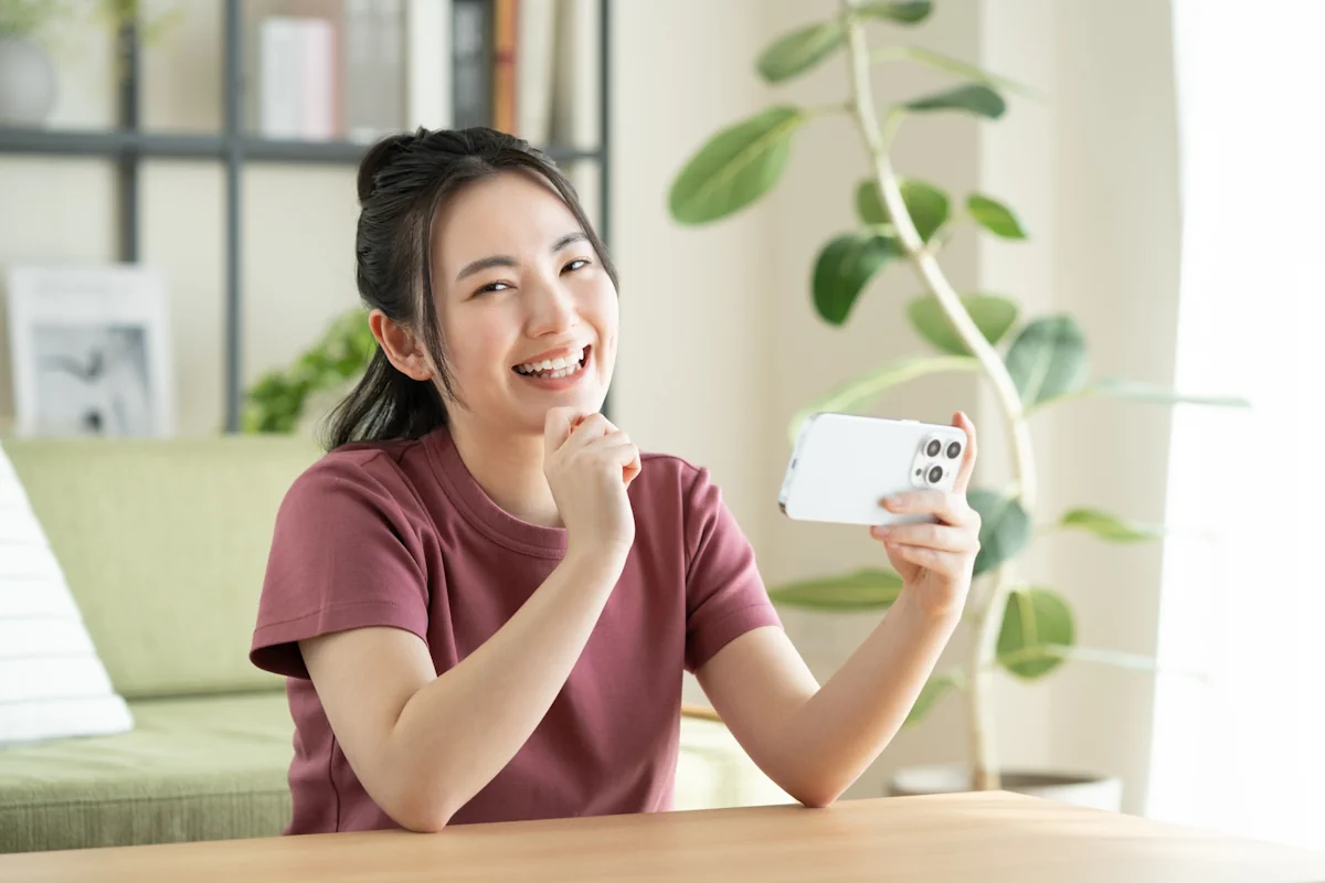 くつろいでいる女性